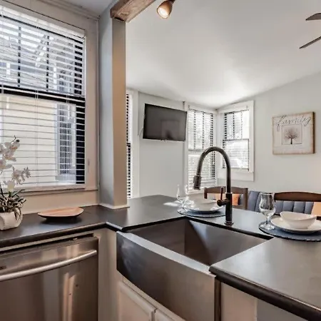 Dauphin District Darling #4 Downtown, Dining Apartment Mobile Exterior photo