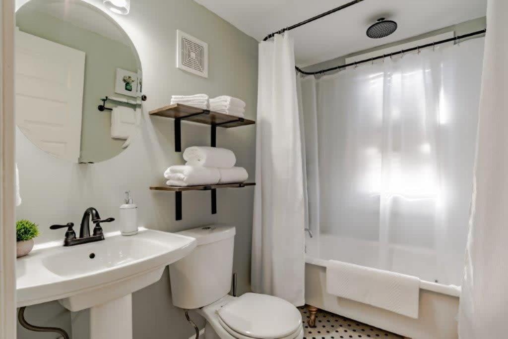 Apartment Dauphin District Darling #4 Downtown, Dining