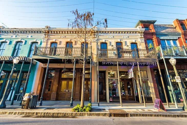 Dauphin District Darling #4 Downtown, Dining Mobile