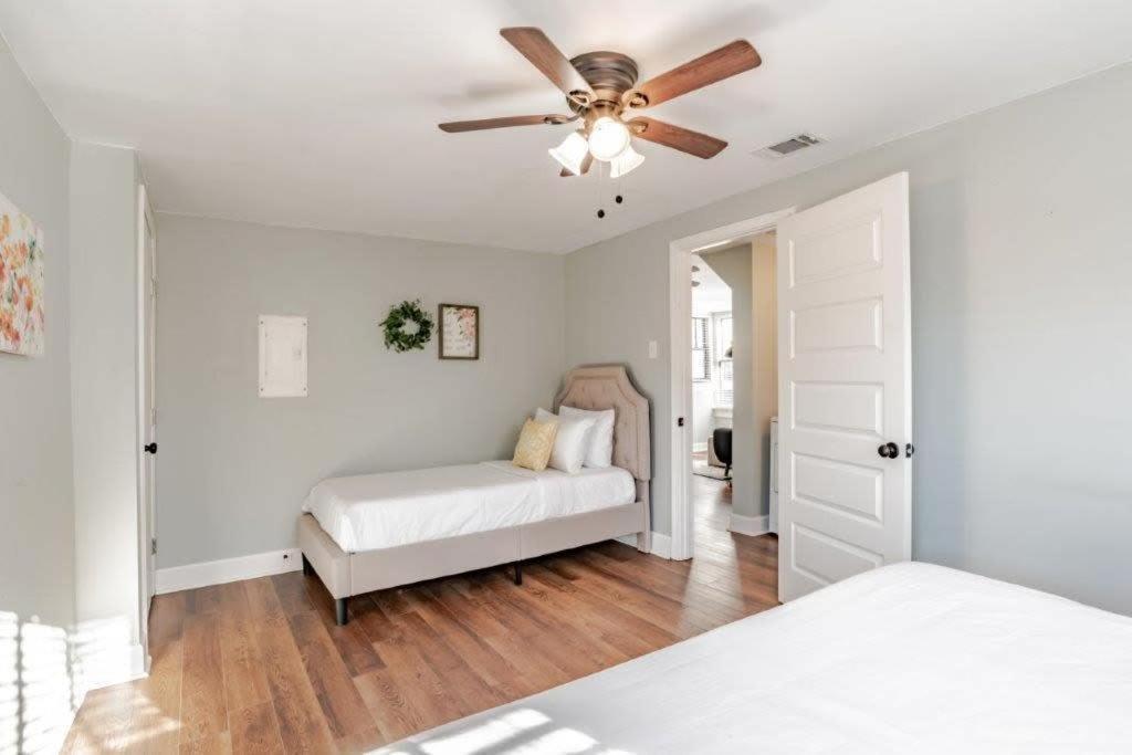 Dauphin District Darling #4 Downtown, Dining Apartment *