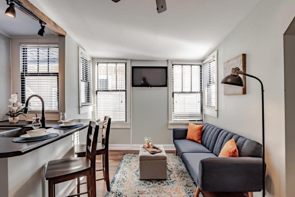 Dauphin District Darling #4 Downtown, Dining Apartment Mobile
