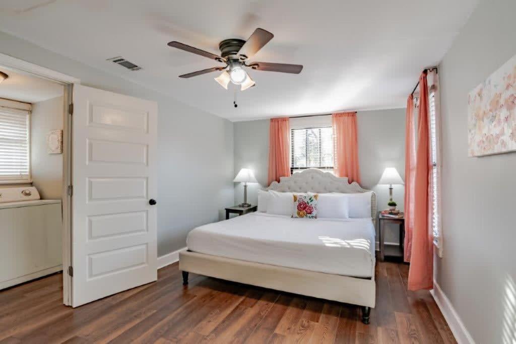 Dauphin District Darling #4 Downtown, Dining Apartment