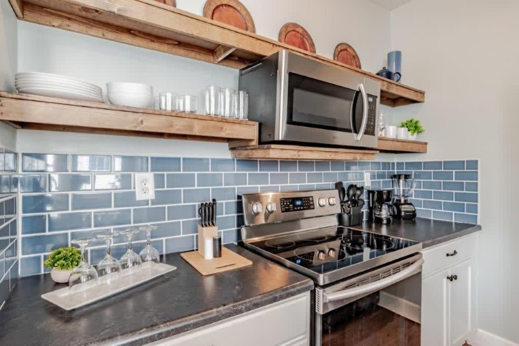 Dauphin District Darling #4 Downtown, Dining Apartment