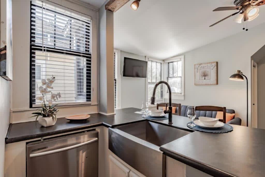 Dauphin District Darling #4 Downtown, Dining Apartment *