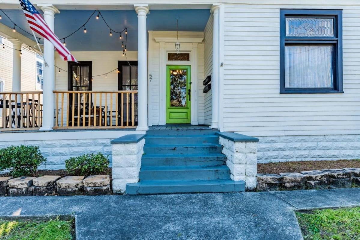 Dauphin District Darling #4 Downtown, Dining Apartment *